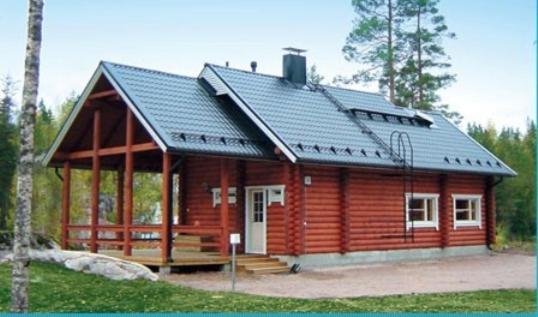 drewniany domek z werandą i dachem w obiekcie Serena Villas w mieście Espoo