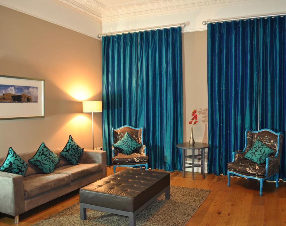 Uma área de estar em Dreamhouse Apartments Glasgow West End