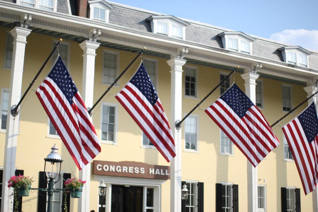 een rij Amerikaanse vlaggen voor een congreszaal bij Congress Hall in Cape May