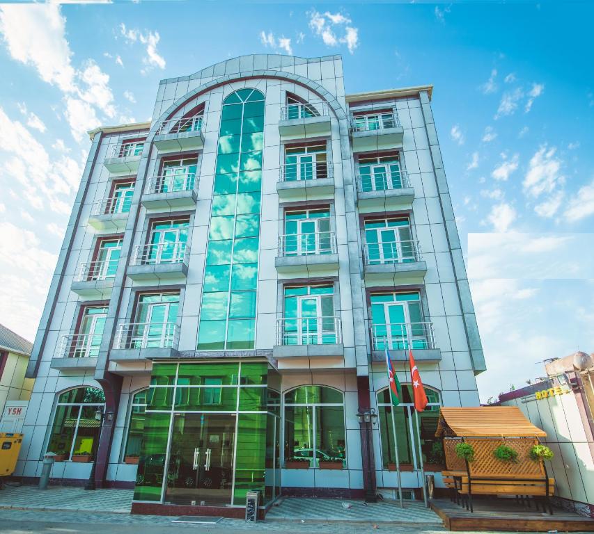 wysoki szklany budynek z niebieskim niebem w tle w obiekcie AEF Hotel w mieście Baku