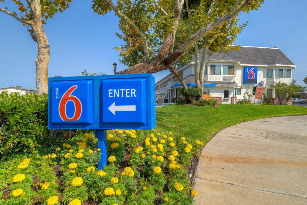 Sertifikāts, apbalvojums, norāde vai cits dokuments, kas ir izstādīts apskatei naktsmītnē Motel 6-El Cajon, CA - San Diego