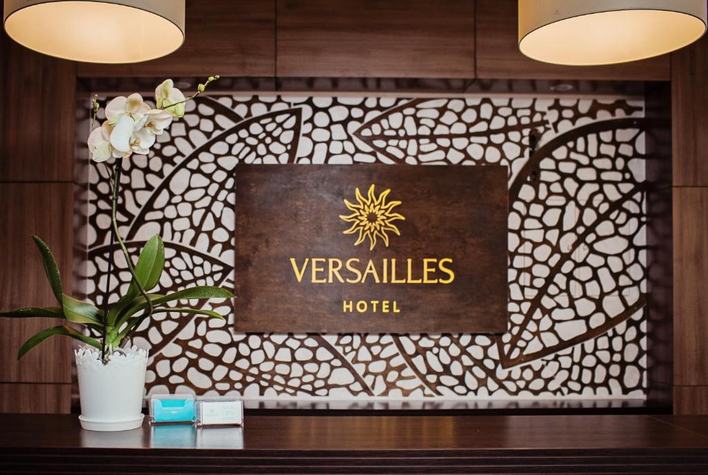 Сертификат, награда, вывеска или другой документ, выставленный в Hotel Versailles