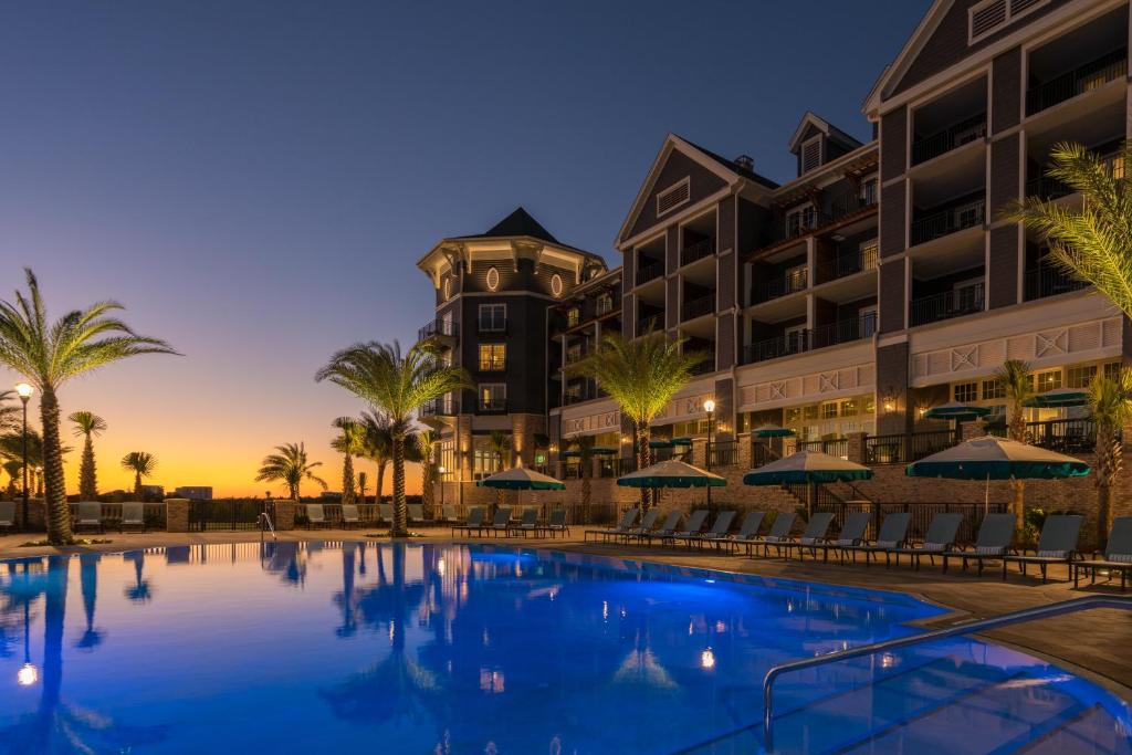 vista para um hotel com piscina ao anoitecer em Henderson Beach Resort em Destin