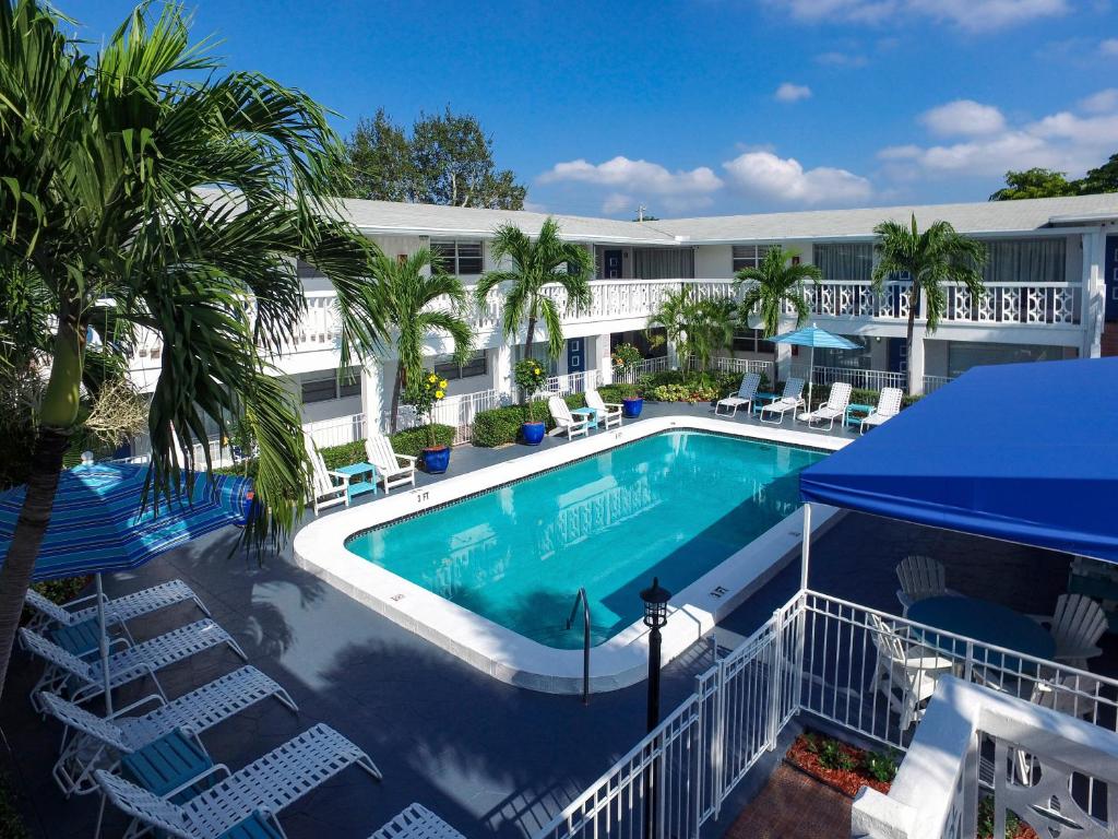 בריכת השחייה שנמצאת ב-May-Dee Suites in Florida או באזור