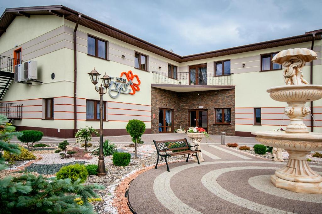 fontanna na dziedzińcu przed budynkiem w obiekcie Hotel Irys w mieście Lublin