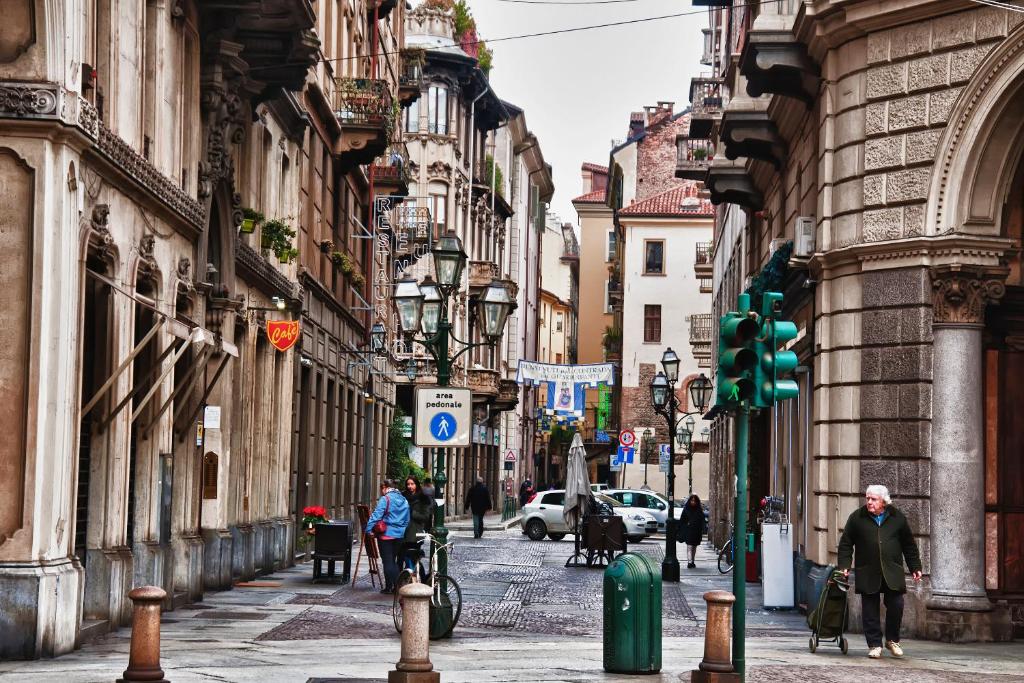 El barrio en el que está la pensión o un barrio cercano