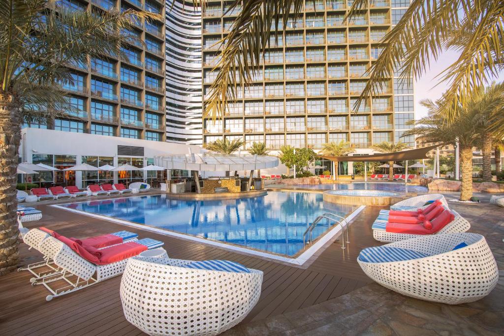 Poolen vid eller i närheten av Yas Island Rotana Abu Dhabi