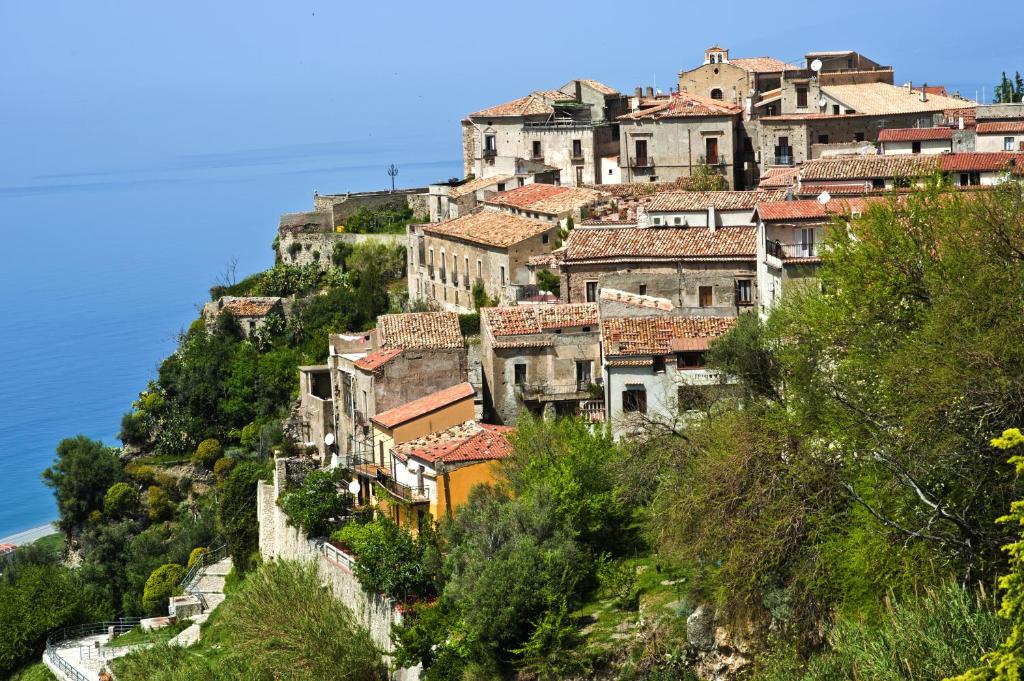 a village on the side of a mountain at Residenza d'Epoca Borgodifiume in Fiumefreddo Bruzio