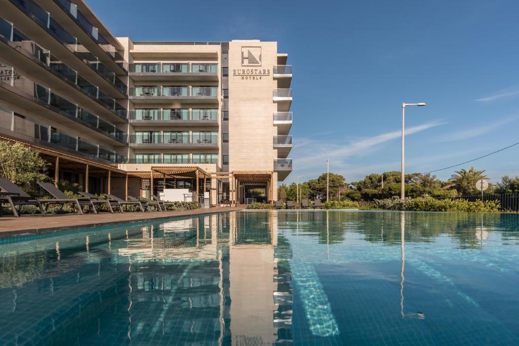 einem Hotelpool vor einem Gebäude in der Unterkunft Eurostars Cascais in Cascais