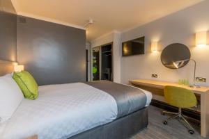 Pokój hotelowy z łóżkiem i biurkiem w obiekcie Thistle Express London Luton w Luton