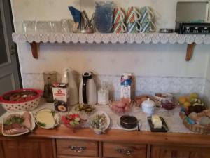 - un comptoir de cuisine avec un paquet de nourriture dans l'établissement Poska Villa Guesthouse, à Tallinn