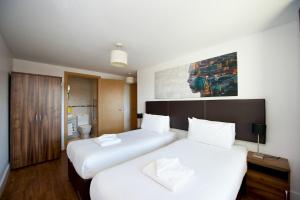 Staycity Aparthotels Liverpool City Centre في ليفربول: غرفه فندقيه سريرين وحمام