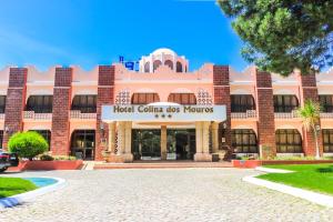 a building with a hotel colina dos morales at Hotel Colina Dos Mouros in Silves