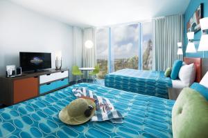 Uma TV ou centro de entretenimento em Universal's Cabana Bay Beach Resort