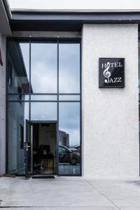 Hotel Jazz - By Keflavik Airport - Reykjavik - Iceland في كيفلافيك: مبنى عليه لافته مكتوب الفندق والسبا