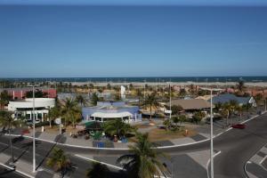 アラカジュにあるAquarios Praia Hotelの海辺の町の空中風景