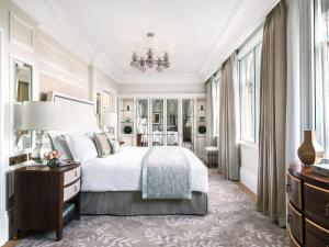 The Langham London tesisinde bir odada yatak veya yataklar