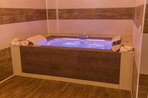 a jacuzzi tub in the corner of a room at Il Semaforo Sila Hotel in Taverna