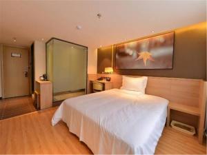 Giường trong phòng chung tại IU Hotel Beijing Zhongguancun Zhichunli