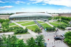 uma vista para um estádio de futebol com um edifício em Hôtel Vendôme em Estrasburgo