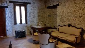 a room with a sink and a table and chairs at Residenza d'Epoca Borgodifiume in Fiumefreddo Bruzio