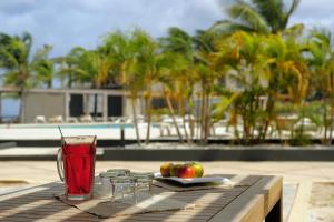 stół z drinkiem i owocami w obiekcie Eden Beach Resort - Bonaire w mieście Kralendijk