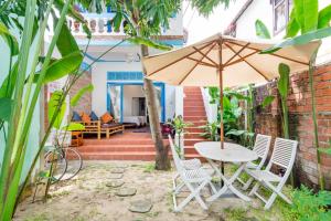 Un jardín fuera de Local Beach Homestay