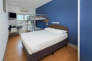 Una cama o camas en una habitación de ibis Budget Perth Airport