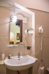 a bathroom with a sink and a mirror at Palmed Hotel in Gizzeria