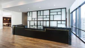 een lobby met uitzicht op een gebouw bij Hyatt House Jersey City in Jersey City