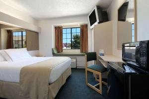 Een TV en/of entertainmentcenter bij Microtel Inn & Suites by Wyndham Arlington/Dallas Area
