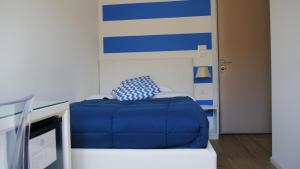 a blue bean bag chair in a room with a wall at Domus Nova in Reggio di Calabria