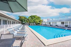 Der Swimmingpool an oder in der Nähe von Days Inn by Wyndham Miami Airport North