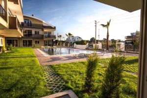 vista para o pátio de um edifício com piscina em Lara Beach Homes em Antália