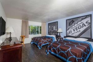 Cama ou camas em um quarto em Super 8 by Wyndham Las Vegas North Strip/Fremont St. Area