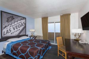 Cama ou camas em um quarto em Super 8 by Wyndham Las Vegas North Strip/Fremont St. Area