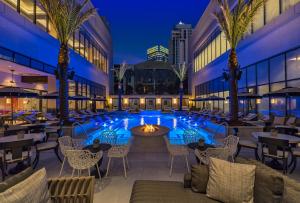 A piscina em ou perto de The Post Oak Hotel