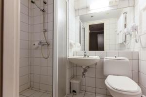 F2 Hotel tesisinde bir banyo