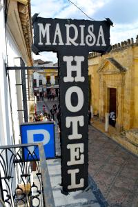 una señal para una tienda en una calle en Hotel Marisa, en Córdoba