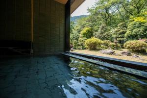 einen Wasserpool in einem Zimmer mit Aussicht in der Unterkunft Takamiya Bettei Kuon in Tsuruoka