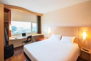 A bed or beds in a room at Ibis Schiphol Amsterdam Airport