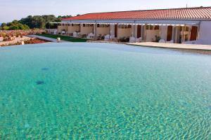 Piscina a Hotel Rural Binigaus Vell o a prop