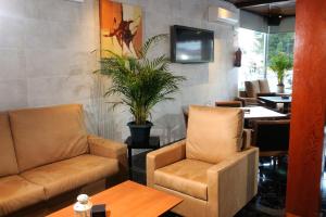 a waiting room with two chairs and a table at Hotel Complejo Los Rosales in Torremolinos