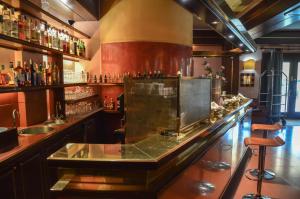 un bar con bancone e molto alcol di Hotel Le Boulevard a Lido di Venezia