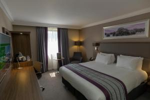 เตียงในห้องที่ Holiday Inn Nottingham, an IHG Hotel