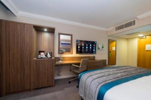 เตียงในห้องที่ Holiday Inn Nottingham, an IHG Hotel