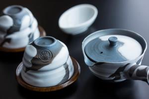 Facilități de preparat ceai și cafea la Homm Stay Nagi Shijo Kyoto By Banyan Group