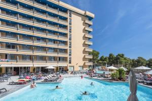 una piscina frente a un hotel en 4R Playa Park, en Salou