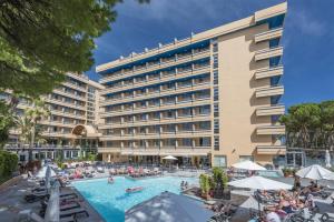 un hotel con piscina frente a un edificio en 4R Playa Park, en Salou