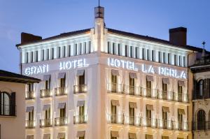 un edificio con las palabras "gran hotel" iluminado por la noche en Gran Hotel La Perla, en Pamplona